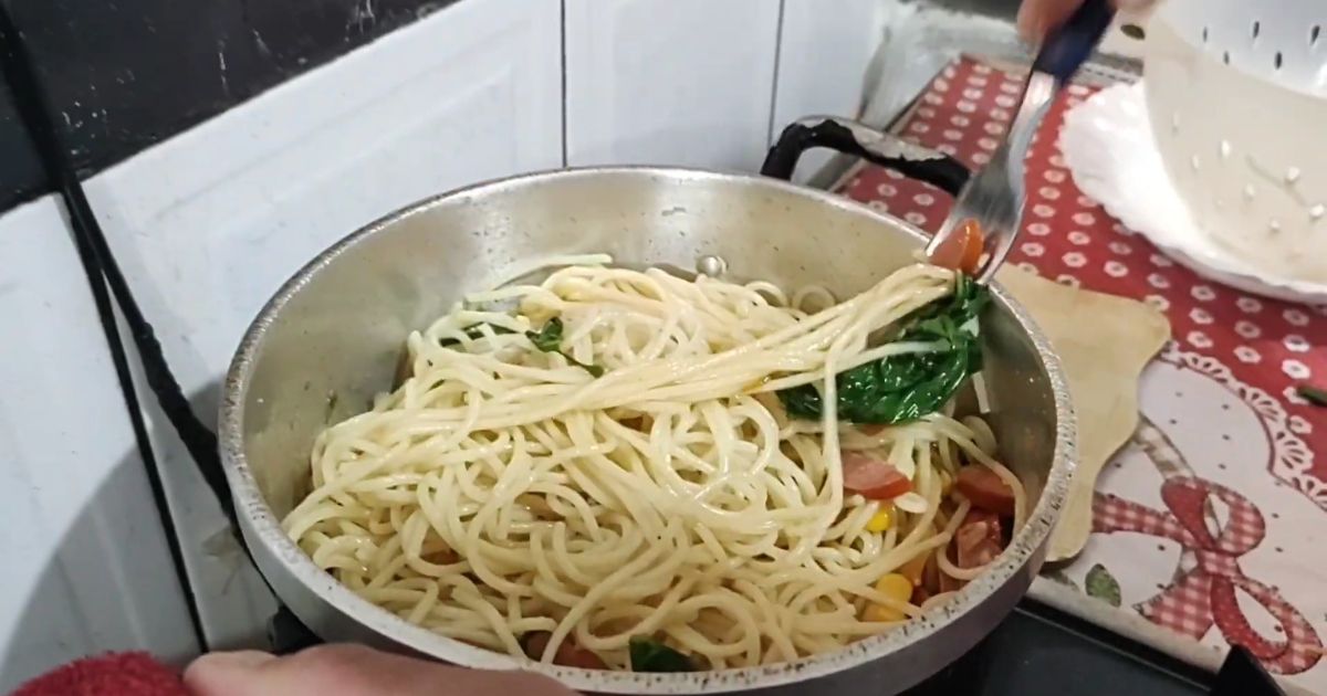 Macarrão Rápido com Salsicha e Rúcula