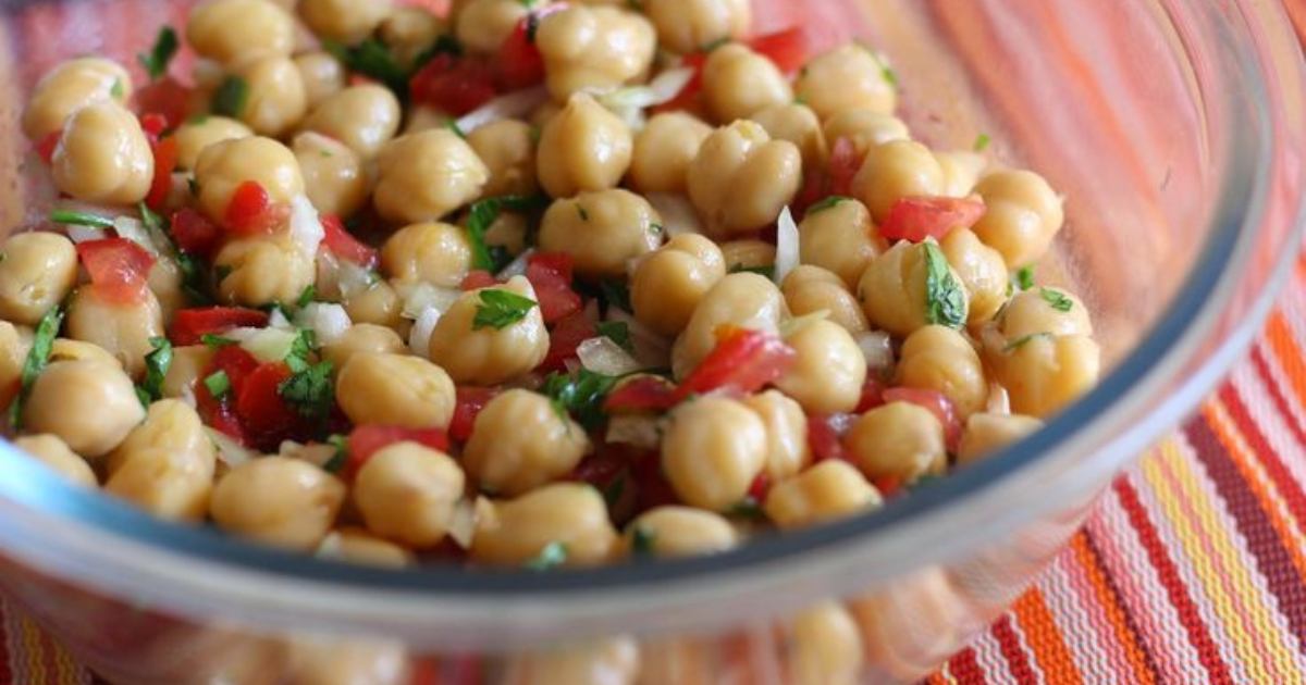 Uma salada com sabor surpreendente e molho que faz toda diferença! Você vai querer repetir!