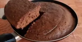 Bolo de Chocolate na Frigideira: O Segredo dos 20 Minutos Sem Forno que Vai Salvar Seu Lanche!