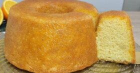 Esse bolo de laranja fica tão fofinho que você vai querer repetir no mesmo dia! Vem aprender!