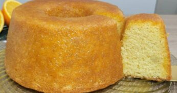 Esse bolo de laranja fica tão fofinho que você vai querer repetir no mesmo dia! Vem aprender!