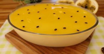 Mousse de Maracujá com Calda de brilho e sementinhas por cima