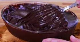 Recheio de Chocolate Bem Estruturado para Bolos e Sobremesas