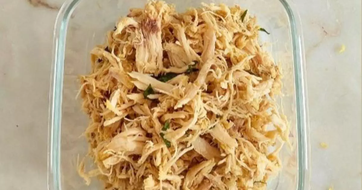 Frango Desfiado em Minutos: Descubra o Truque da Panela de Pressão!